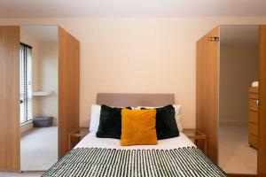 Bright 2BR Flat Parking 1 Min to Tube Metro Next to London Museum - Pass the Keys