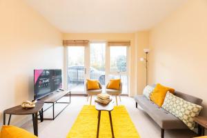 Bright 2BR Flat Parking 1 Min to Tube Metro Next to London Museum - Pass the Keys