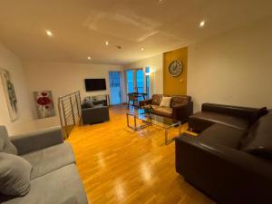 Westons Penthouse sleep 10, 6 Beds Free Parking