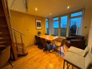Westons Penthouse sleep 10, 6 Beds Free Parking