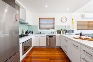 Coastal Comfort, Just a Ocean Glimpse Away Torquay