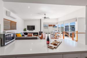 Coastal Comfort, Just a Ocean Glimpse Away Torquay