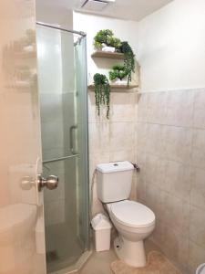 Cozy 2BR Seabreeze Suites Stunning Pool View, Near the Airport & Samal Island