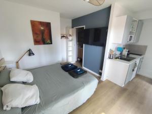 Studio with garden and pool, easy Nîmes access