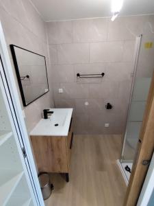 Studio with garden and pool, easy Nîmes access