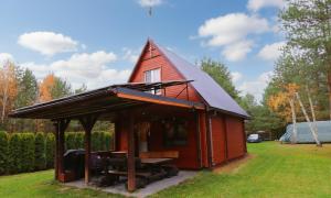 Całoroczny, drewniany domek przy lesie