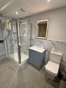 Gelli Genlas -Charming Farmhouse with Modern Twist