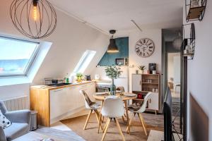 Cocon Sous les Toits - Proche Centre Ville - Parking Gratuit - Commerces à Proximité