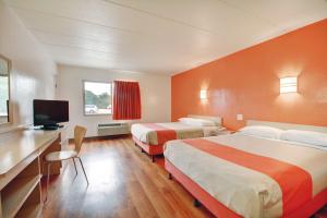 Queen Room with Two Queen Beds - Disability Access - Roll In Shower room in Motel 6-Seekonk MA - Providence East