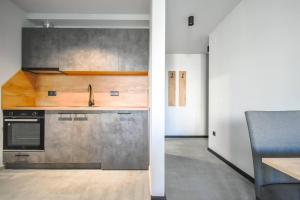 6 Studios 6 Bathrooms 2 Levels Kitchens