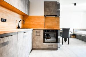 6 Studios 6 Bathrooms 2 Levels Kitchens