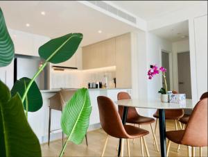 Waterview Family Residence at Rhodes with 3 bedrooms, Parking