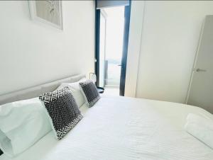 Waterview Family Residence at Rhodes with 3 bedrooms, Parking