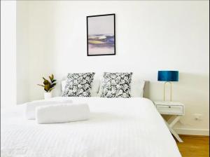 Waterview Family Residence at Rhodes with 3 bedrooms, Parking