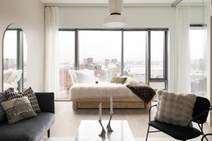 Scandinavian Minimalist Seaside Flat on Top Metro with downtown view