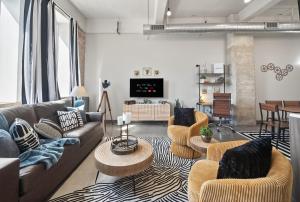 Industrial Chic, 2BR, FREE Valet, Downtown, Gym, Pool