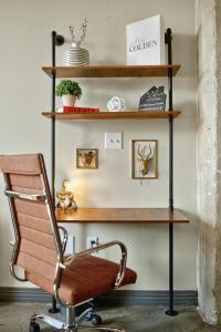 Industrial Chic, 2BR, FREE Valet, Downtown, Gym, Pool