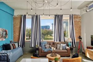 Industrial Chic, 2BR, FREE Valet, Downtown, Gym, Pool