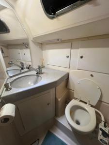 Veludstyret båd, med indbygget varme og gratis Wifi