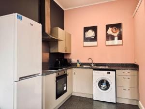 3 bedroom High Ceiling Flat with Seaview