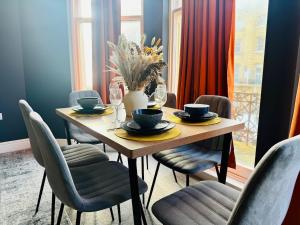 3 bedroom High Ceiling Flat with Seaview