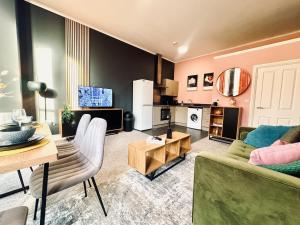 3 bedroom High Ceiling Flat with Seaview