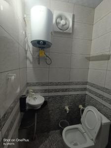 Hotel Madhuram 450 Mtr Ringus Railway STN