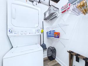 Stay, Park & Cruise! Modern Loft by Port -Unit 200