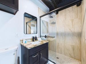 Stay, Park & Cruise! Modern Loft by Port -Unit 200