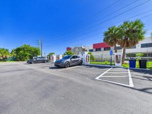 Modern Loft near Port, Beach, & Dining -Unit 201