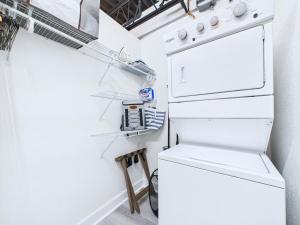 Modern Loft near Port, Beach, & Dining -Unit 201