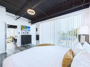 Rocket Launch View Loft Near Beach & Port-Unit 209