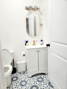 Cozy 2BR in Newark for Families, Work & Long Stays