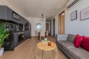 Stunning Sea View and Historic Center 20th FL 2BR