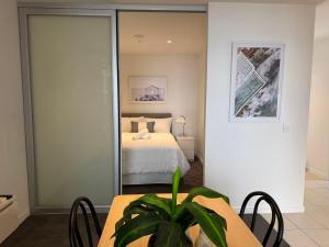 Highview 2bed 1bath near Southern Cross with parking, gym and pool