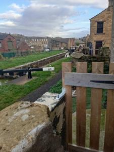 Canalside View House - Modern 11 Bed Retreat in the Yorkshire Dales