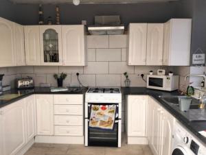 Canalside View House - Modern 11 Bed Retreat in the Yorkshire Dales