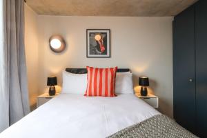 Modern & Spacious Penthouse with Ocean, Mountain & City Views