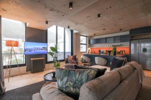 Modern & Spacious Penthouse with Ocean, Mountain & City Views