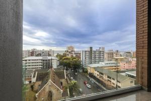 Modern & Spacious Penthouse with Ocean, Mountain & City Views