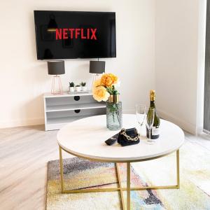 Tudors eSuites - Three Bedroom House with Garden and Driveway #24StL