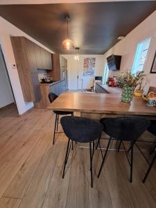 Maison rénovée avec jardin 2 chambres 2 SDB proche centre 135M