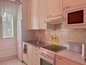 Next to a ski trail & free parking