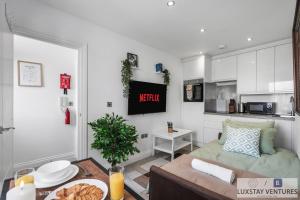 City Centre - Top Floor Apartment - Free Secure Small Car Parking - 5 Minute Walk to Beach & Station