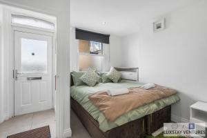 City Centre - Top Floor Apartment - Free Secure Small Car Parking - 5 Minute Walk to Beach & Station