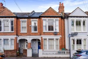 3 bedrooms with roof terrace in fabulous Fulham