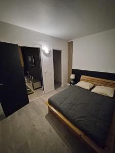 3 bedroom apartment 1 m from RER D, Parking, Wi-Fi, gym