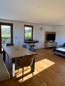 Hiša nad izvirom reke Krke