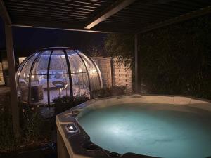 Dôme du puits avec jacuzzi et sauna privatif