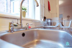 Beautiful 3BDR Flat By Stay Aura Short Lets & Serviced Accommodation Newcastle With Free WiFi & Parking